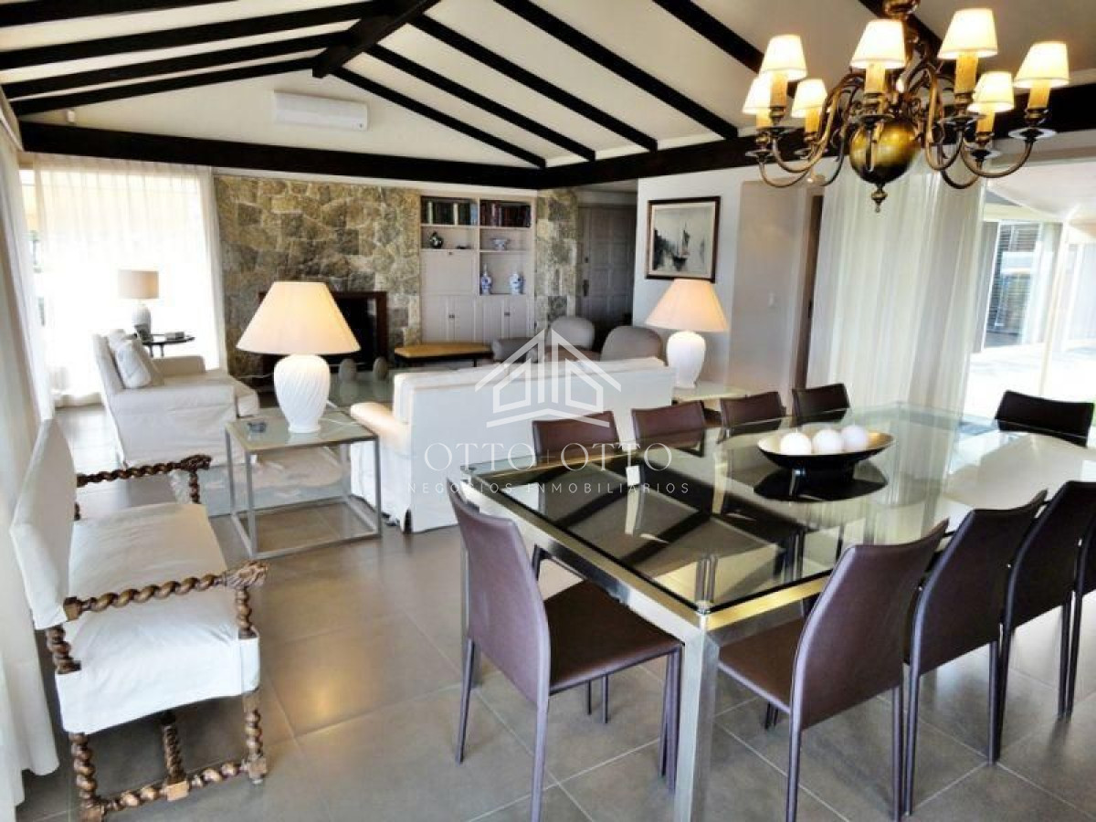 Casa ID.36 - Casa en venta y alquiler temporario Playa Mansa primera fila 4 dormitorios