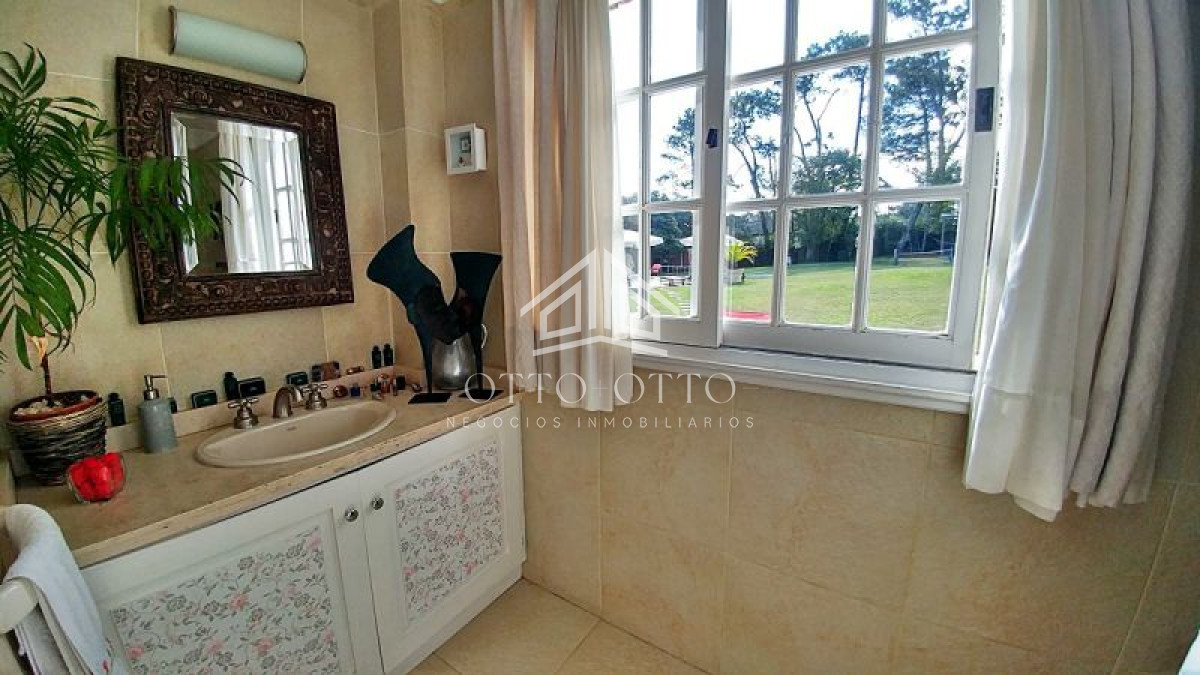 Casa ID.4431 - Casa en venta Playa Mansa  7 dormitorios 