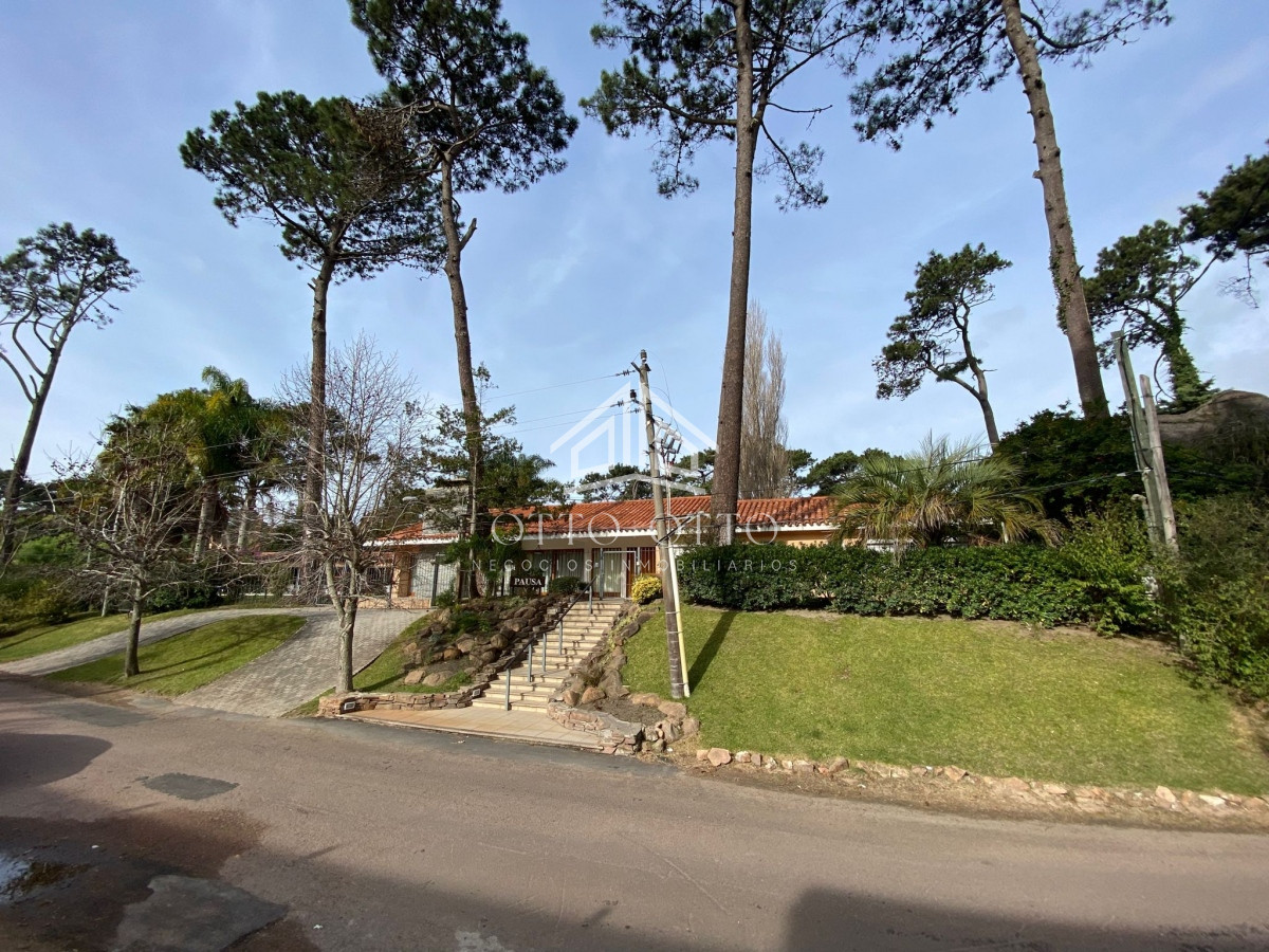 Casa ID.4392 - Casa en venta Lugano 5 dormitorios