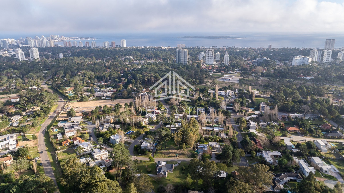 Casa ID.27923 - Casa en venta en Punta del Este, barrio Privado La Arbolada 