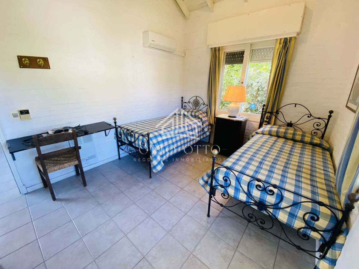 Casa ID.26776 - Venta casa cuatro dormitorios Punta del este barrio Arbolada parrillero y gran terreno