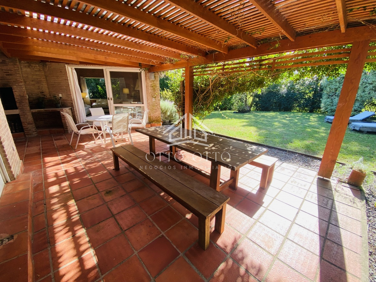Casa ID.26776 - Venta casa cuatro dormitorios Punta del este barrio Arbolada parrillero y gran terreno