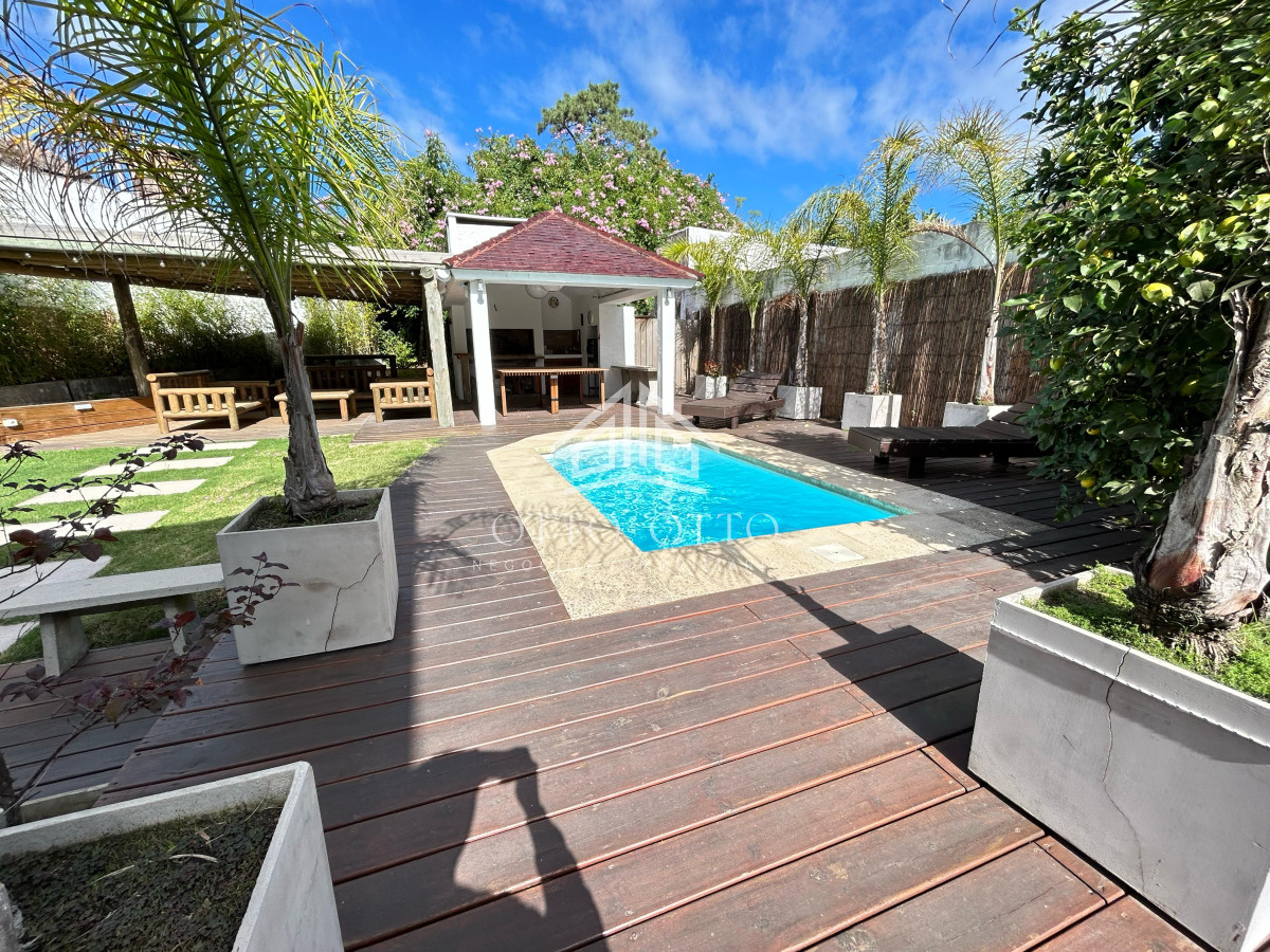 Casa ID.28732 - Venta casa siete dormitorios Punta del Este playa Mansa parrillero y piscina