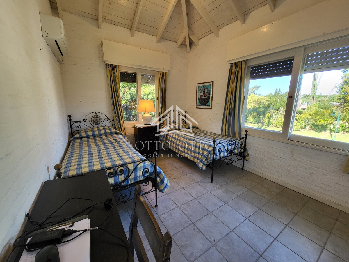 Casa ID.26776 - Venta casa cuatro dormitorios Punta del este barrio Arbolada parrillero y gran terreno