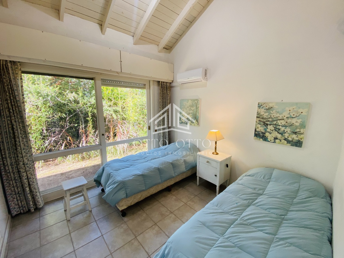 Casa ID.26776 - Venta casa cuatro dormitorios Punta del este barrio Arbolada parrillero y gran terreno