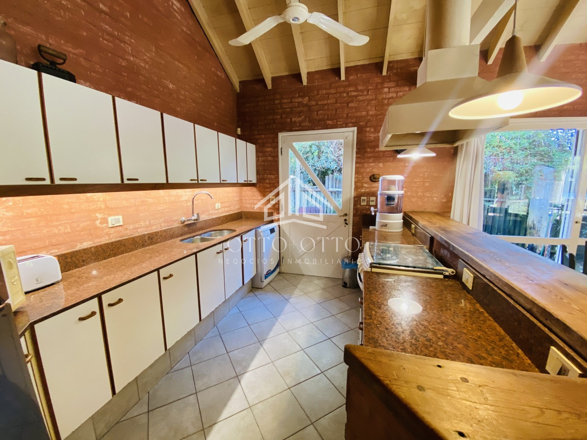 Casa ID.26776 - Venta casa cuatro dormitorios Punta del este barrio Arbolada parrillero y gran terreno