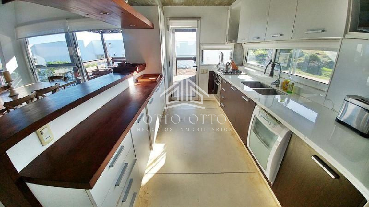 Casa ID.186 - Hermosa casa en venta Punta Piedras  6 dormitorios!