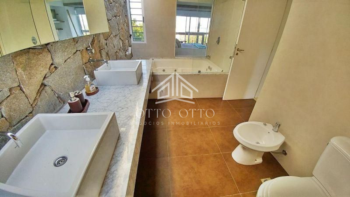 Casa ID.186 - Hermosa casa en venta Punta Piedras  6 dormitorios!
