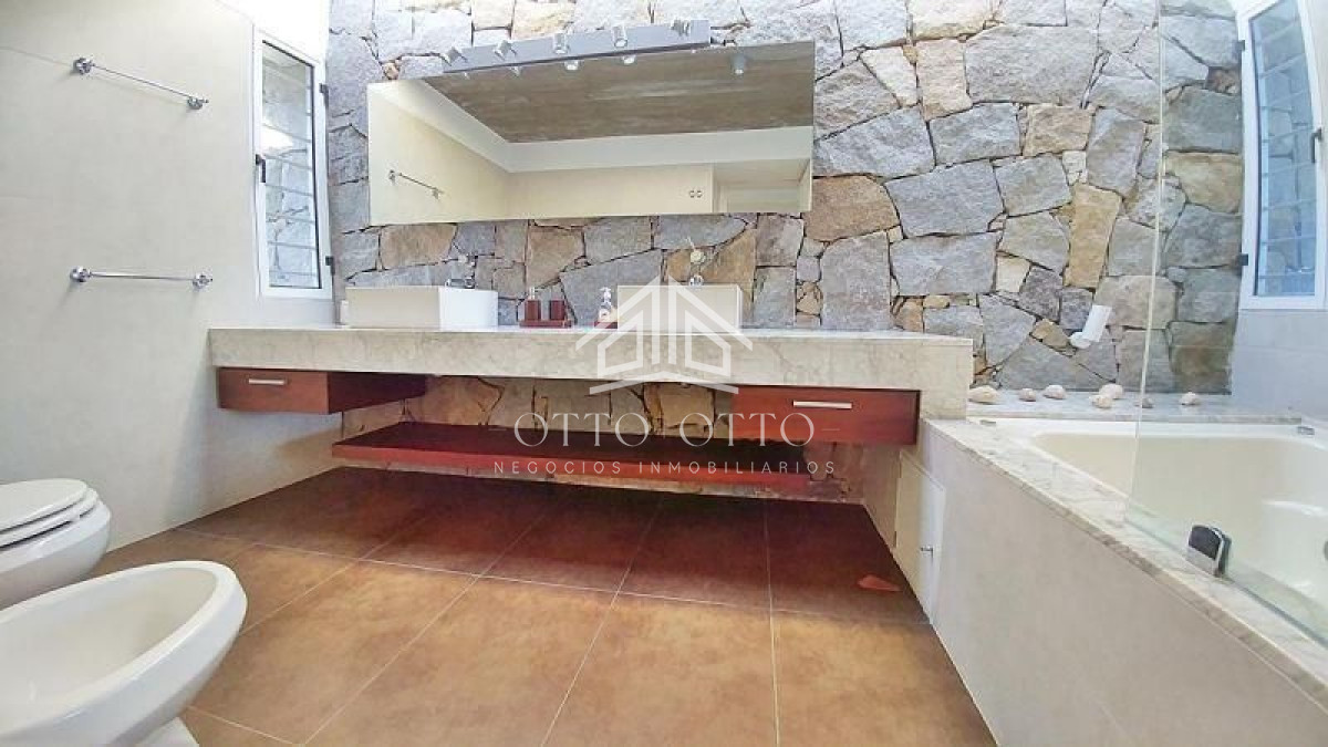 Casa ID.186 - Hermosa casa en venta Punta Piedras  6 dormitorios!