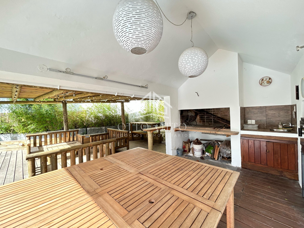 Casa ID.28732 - Venta casa siete dormitorios Punta del Este playa Mansa parrillero y piscina