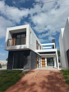 Venta casa tres dormitorios Punta del este Parque Burnett a estrenar