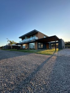 Casa en Alquiler temporal de 3 dormitorios y 3 baños, barrio privado Punta del Este