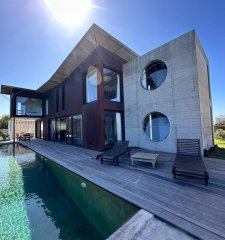Increíble casa en Punta Piedras a metros del mar con 5 dormitorios