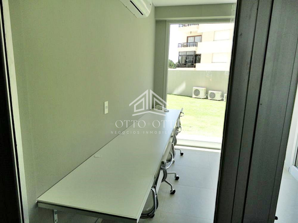 Apartamento ID.3554 - Semi piso en playa Brava, edificio reservado y moderno. 