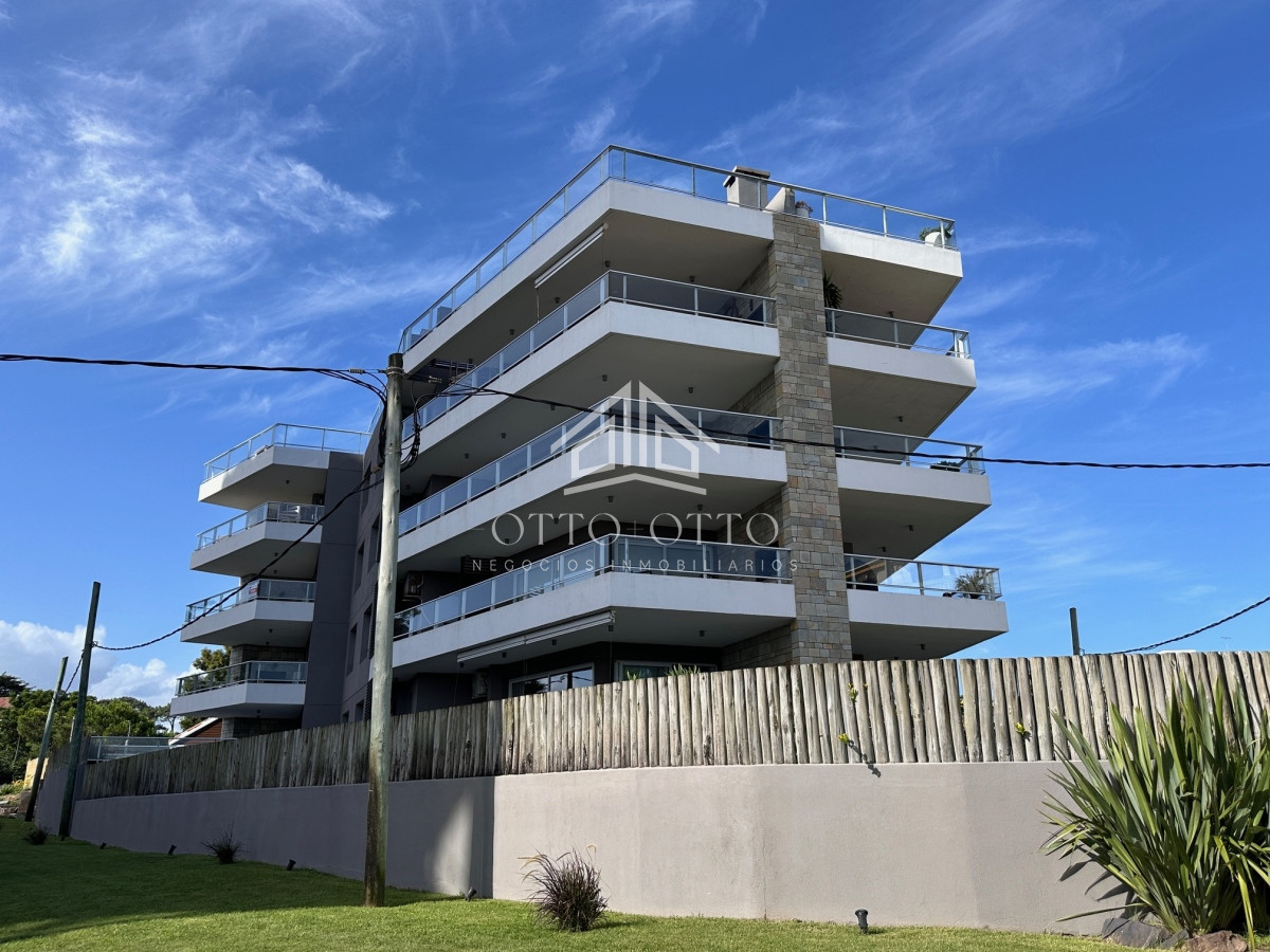 Apartamento ID.1595 - Apartamento en venta en primera linea Playa Mansa - parrillero