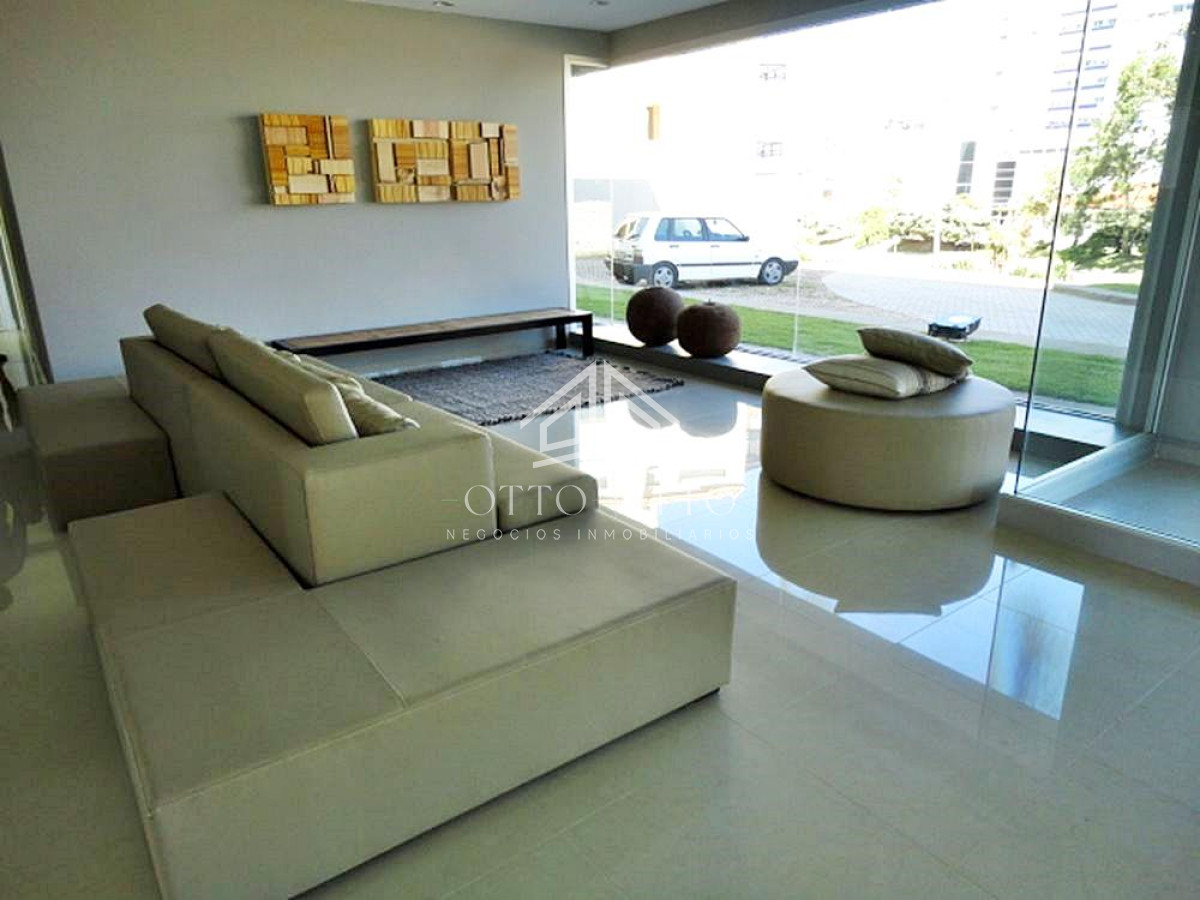 Apartamento ID.3554 - Semi piso en playa Brava, edificio reservado y moderno. 