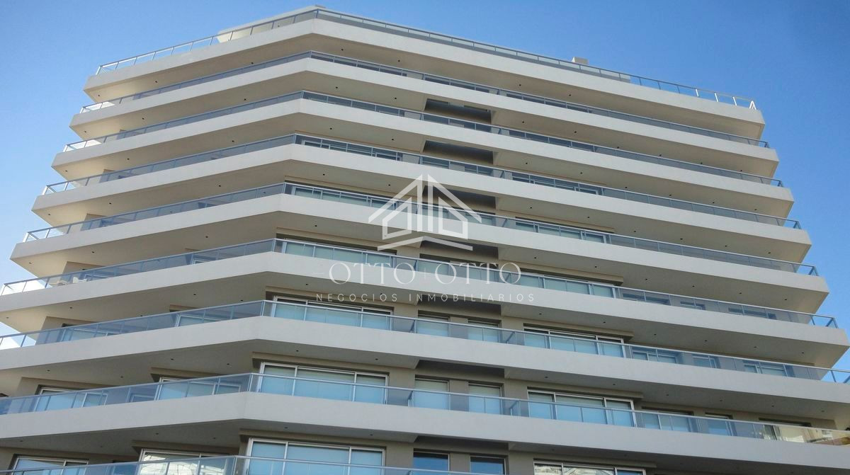 Apartamento ID.3554 - Semi piso en playa Brava, edificio reservado y moderno. 