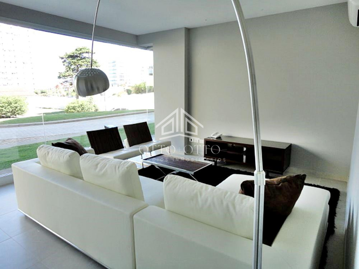 Apartamento ID.3554 - Semi piso en playa Brava, edificio reservado y moderno. 