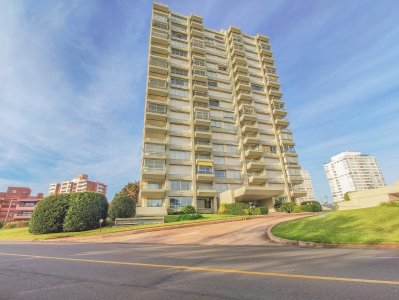 Apartamento de 3 dormitorios en venta en primera linea