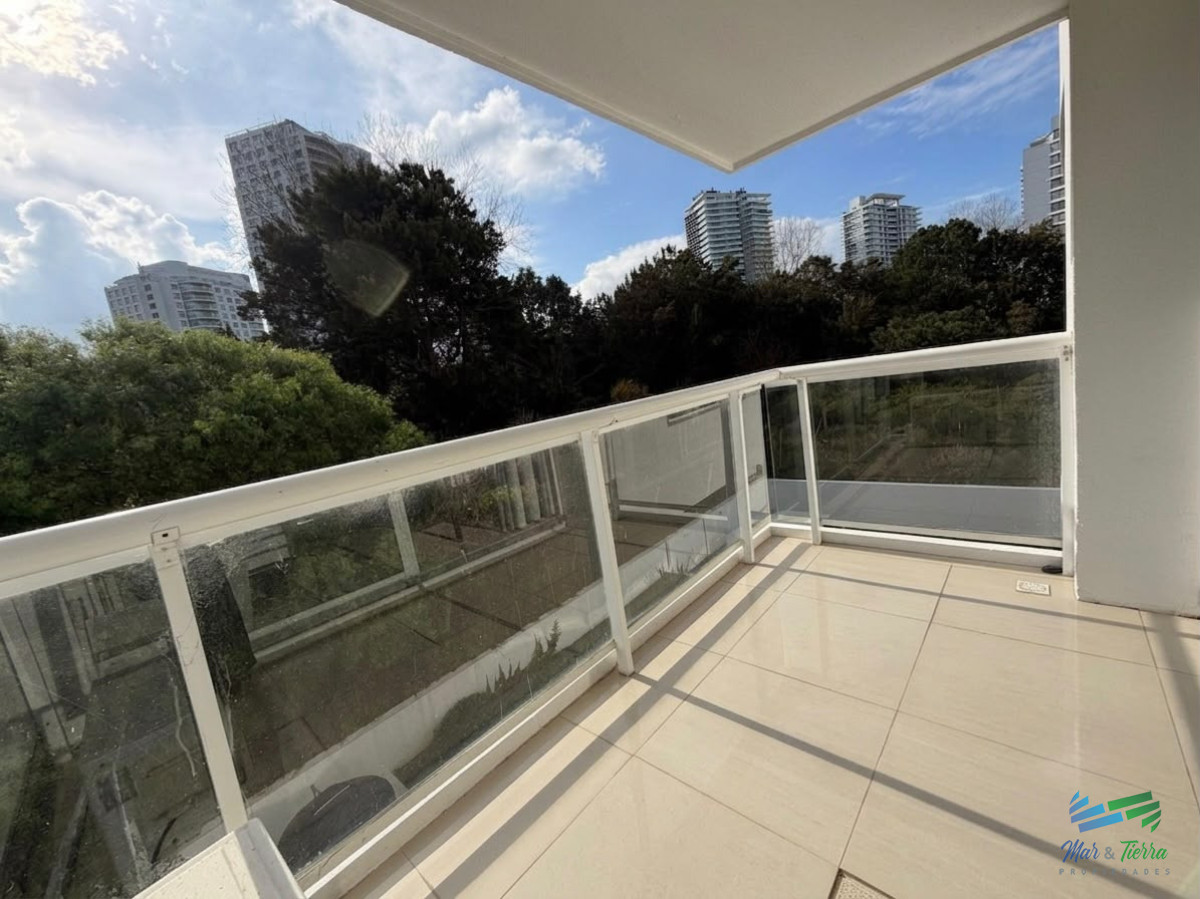 Apartamento ID.5813 - En venta apartamento duplex de 2 dormitorios en Sunrise, Aidy Grill, Punta del Este