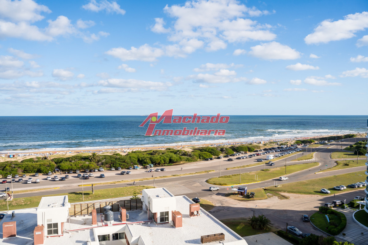 Apartamento de tres dormitorios mas servicio en venta playa brava - MCH14043A