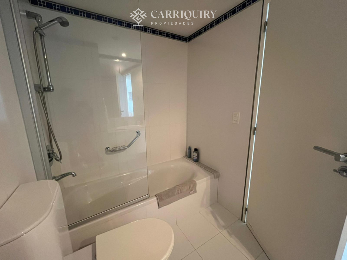 Apartamento ID.10135 - Apartamento de dos dormitorios en venta en Playa Brava con balcón