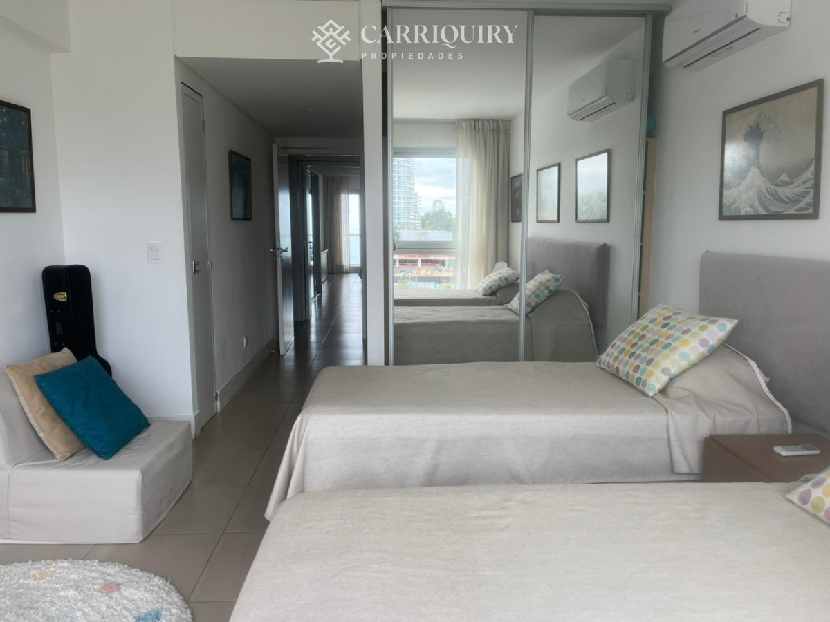 Apartamento ID.10135 - Apartamento de dos dormitorios en venta en Playa Brava con balcón