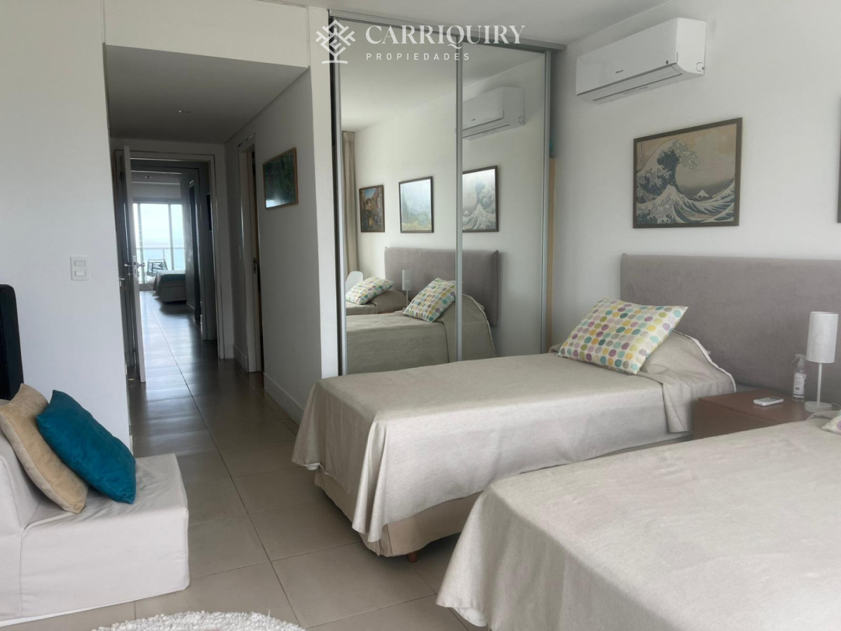 Apartamento ID.10135 - Apartamento de dos dormitorios en venta en Playa Brava con balcón