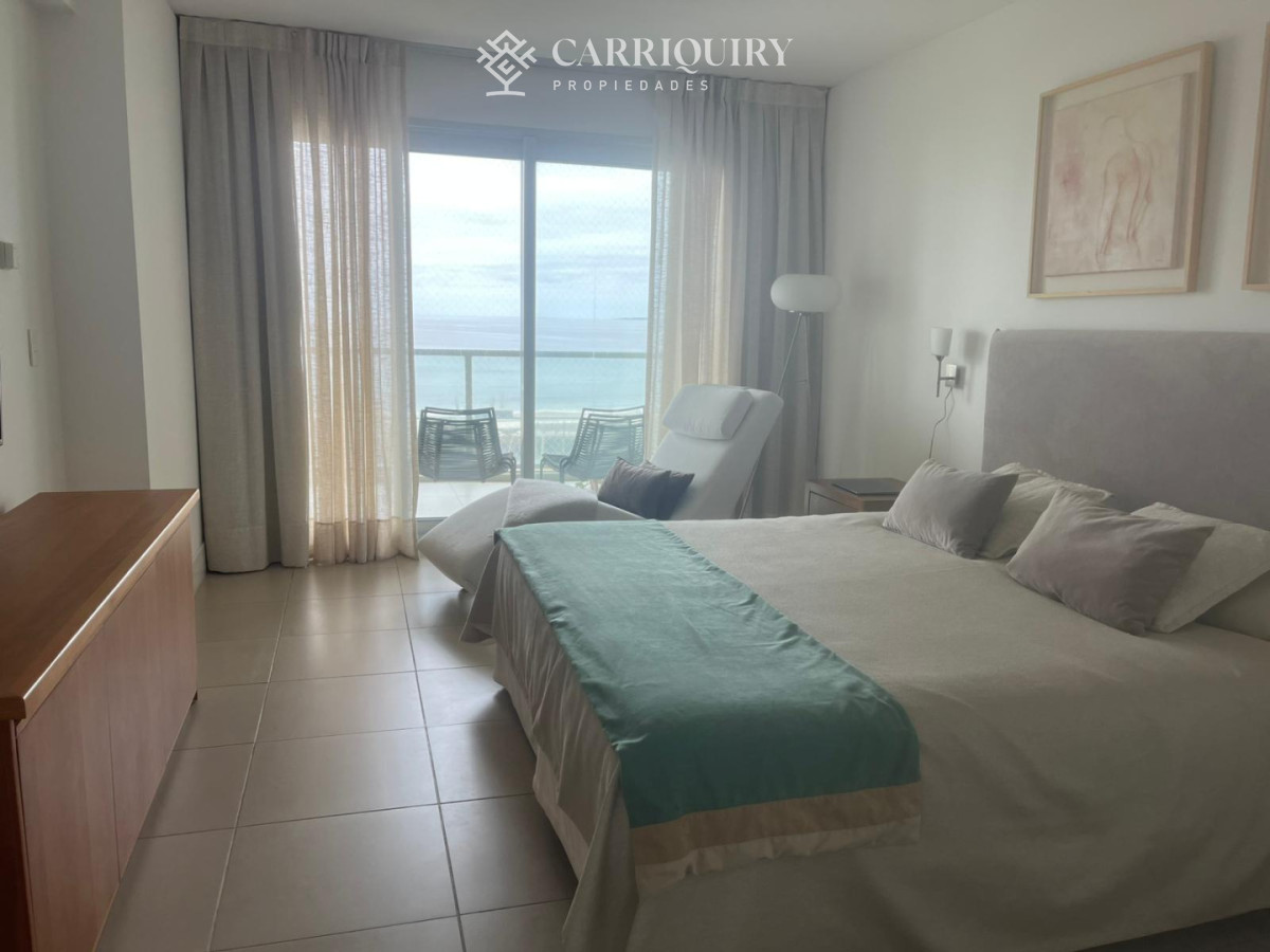 Apartamento ID.10135 - Apartamento de dos dormitorios en venta en Playa Brava con balcón