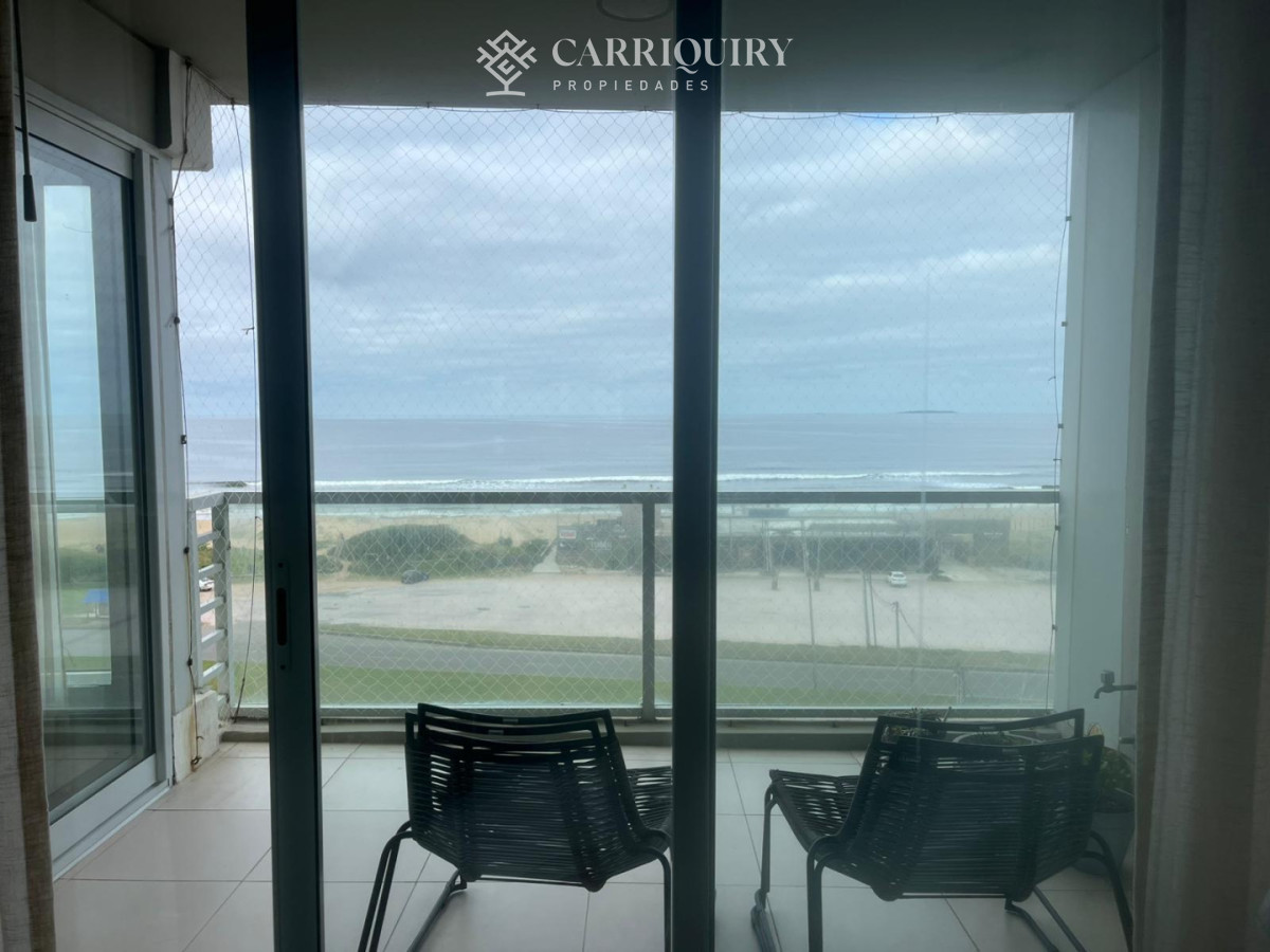 Apartamento ID.10135 - Apartamento de dos dormitorios en venta en Playa Brava con balcón