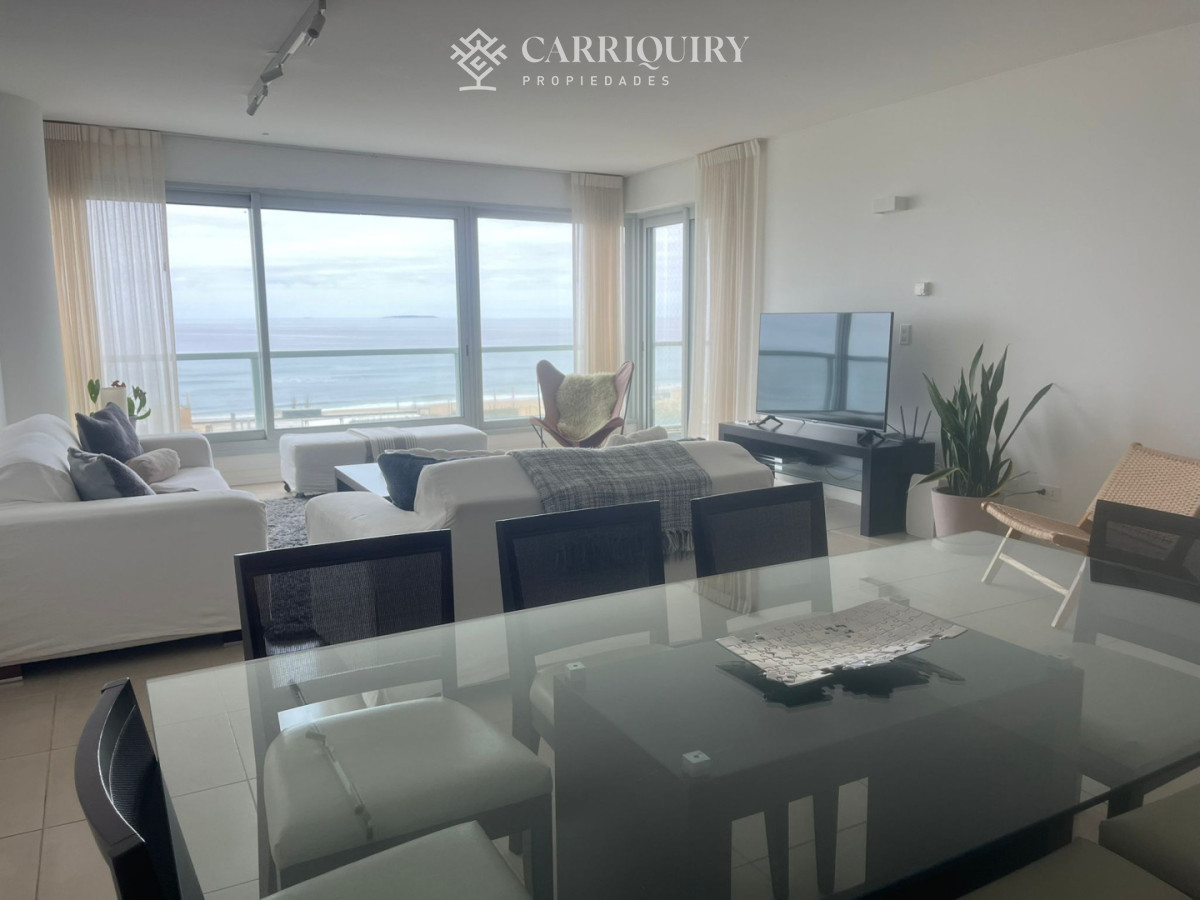 Apartamento ID.10135 - Apartamento de dos dormitorios en venta en Playa Brava con balcón