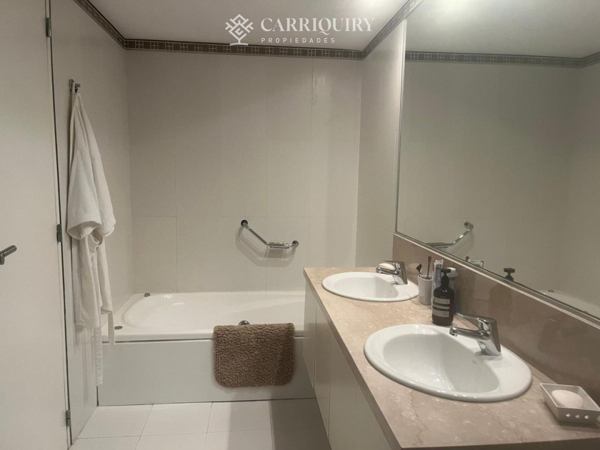 Apartamento ID.10135 - Apartamento de dos dormitorios en venta en Playa Brava con balcón