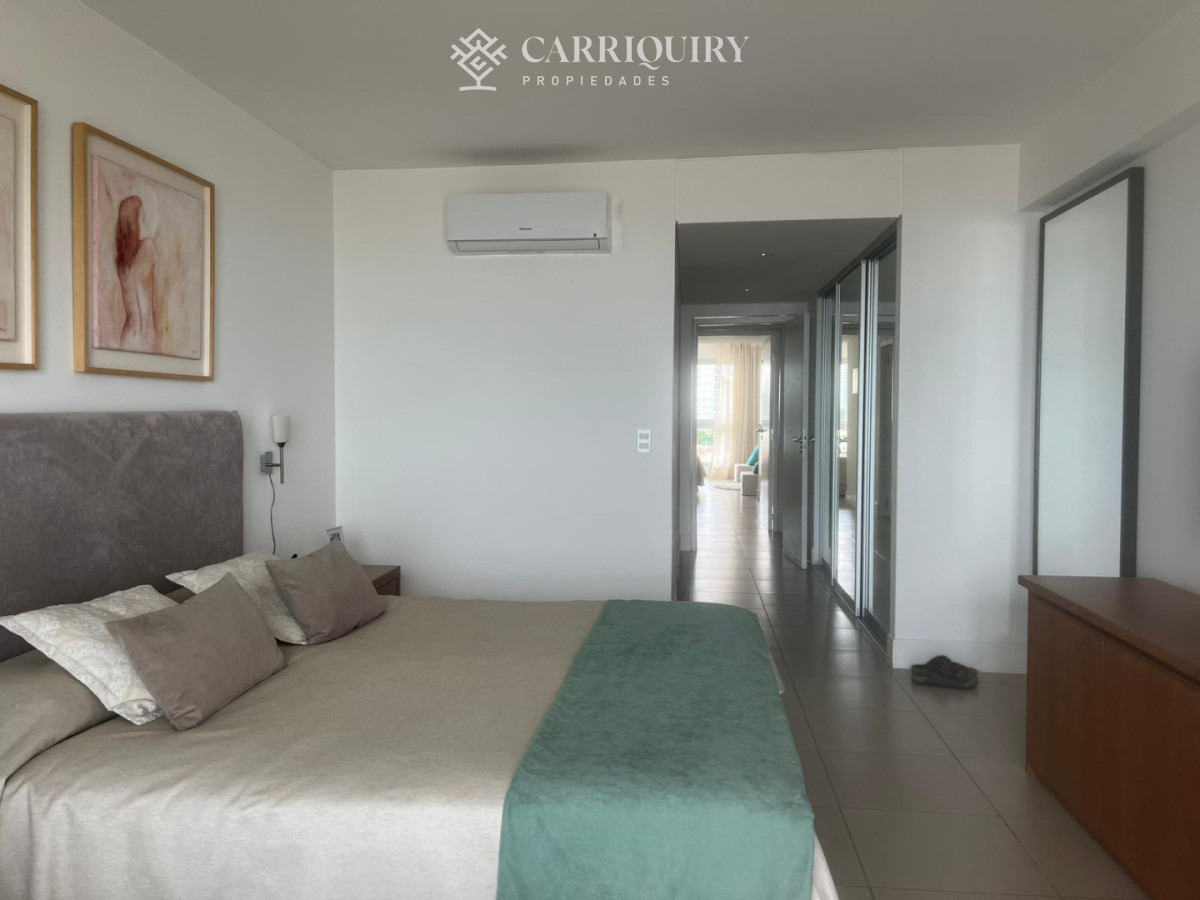 Apartamento ID.10135 - Apartamento de dos dormitorios en venta en Playa Brava con balcón