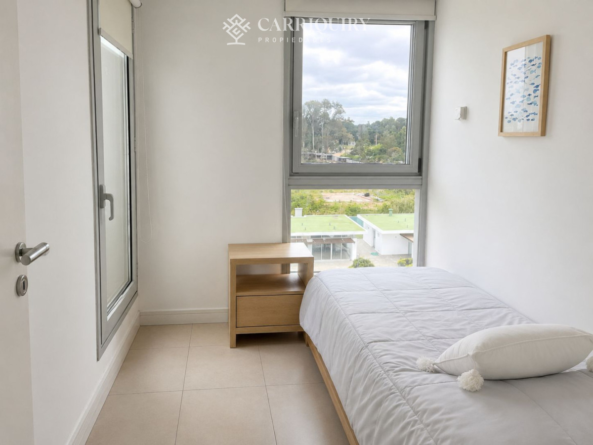Apartamento ID.10135 - Apartamento de dos dormitorios en venta en Playa Brava con balcón
