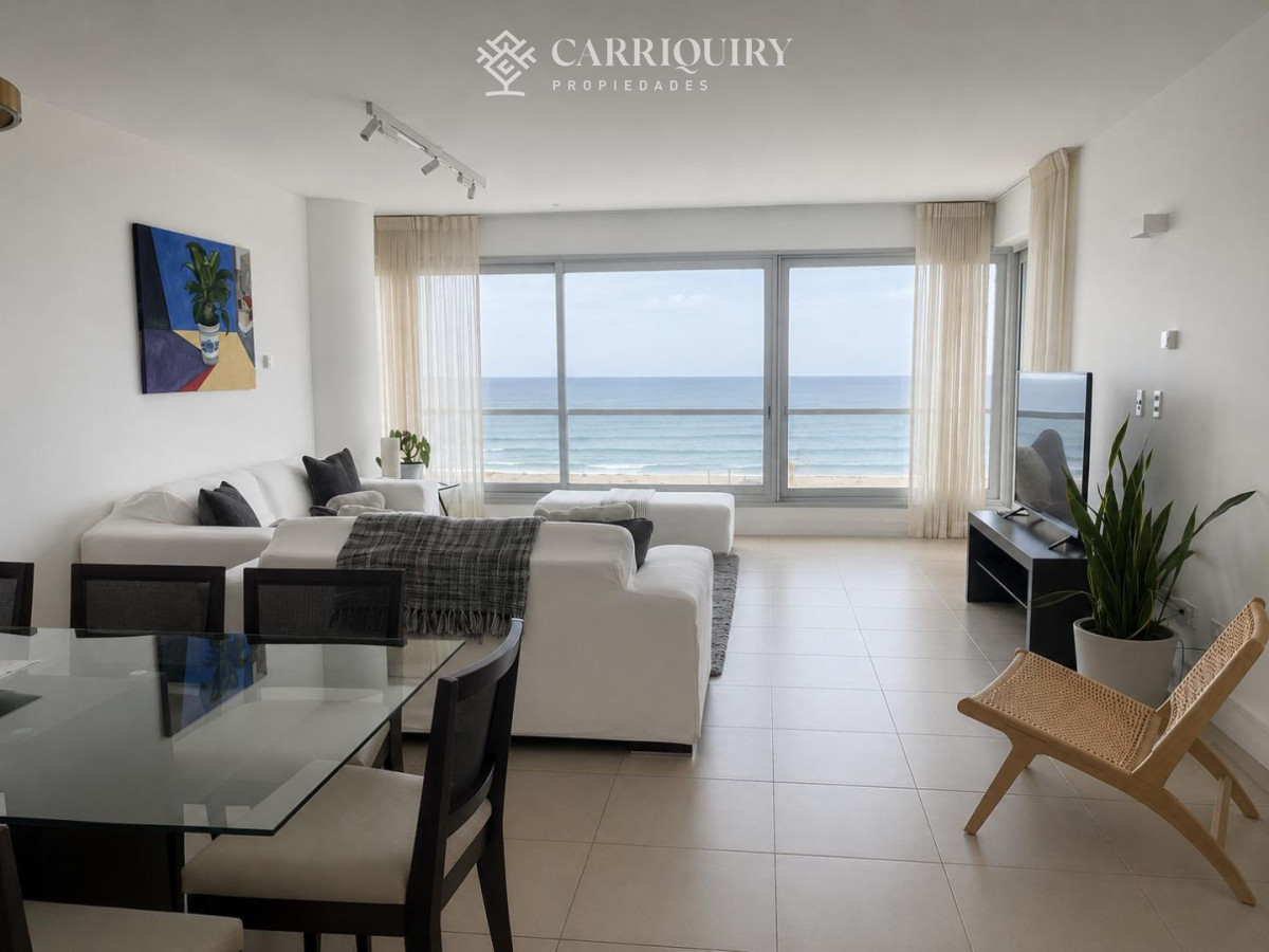 Apartamento ID.10135 - Apartamento de dos dormitorios en venta en Playa Brava con balcón