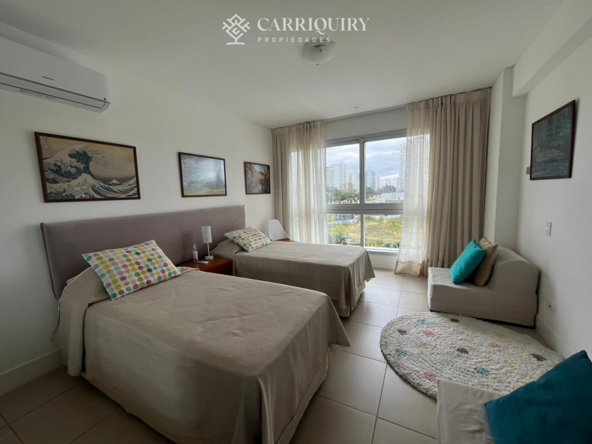 Apartamento ID.10135 - Apartamento de dos dormitorios en venta en Playa Brava con balcón