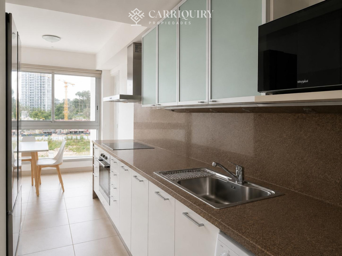 Apartamento ID.10135 - Apartamento de dos dormitorios en venta en Playa Brava con balcón