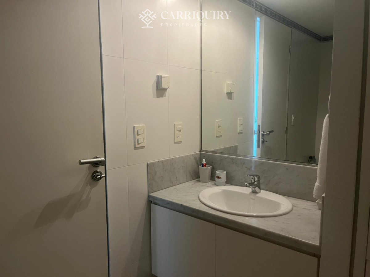 Apartamento ID.10135 - Apartamento de dos dormitorios en venta en Playa Brava con balcón