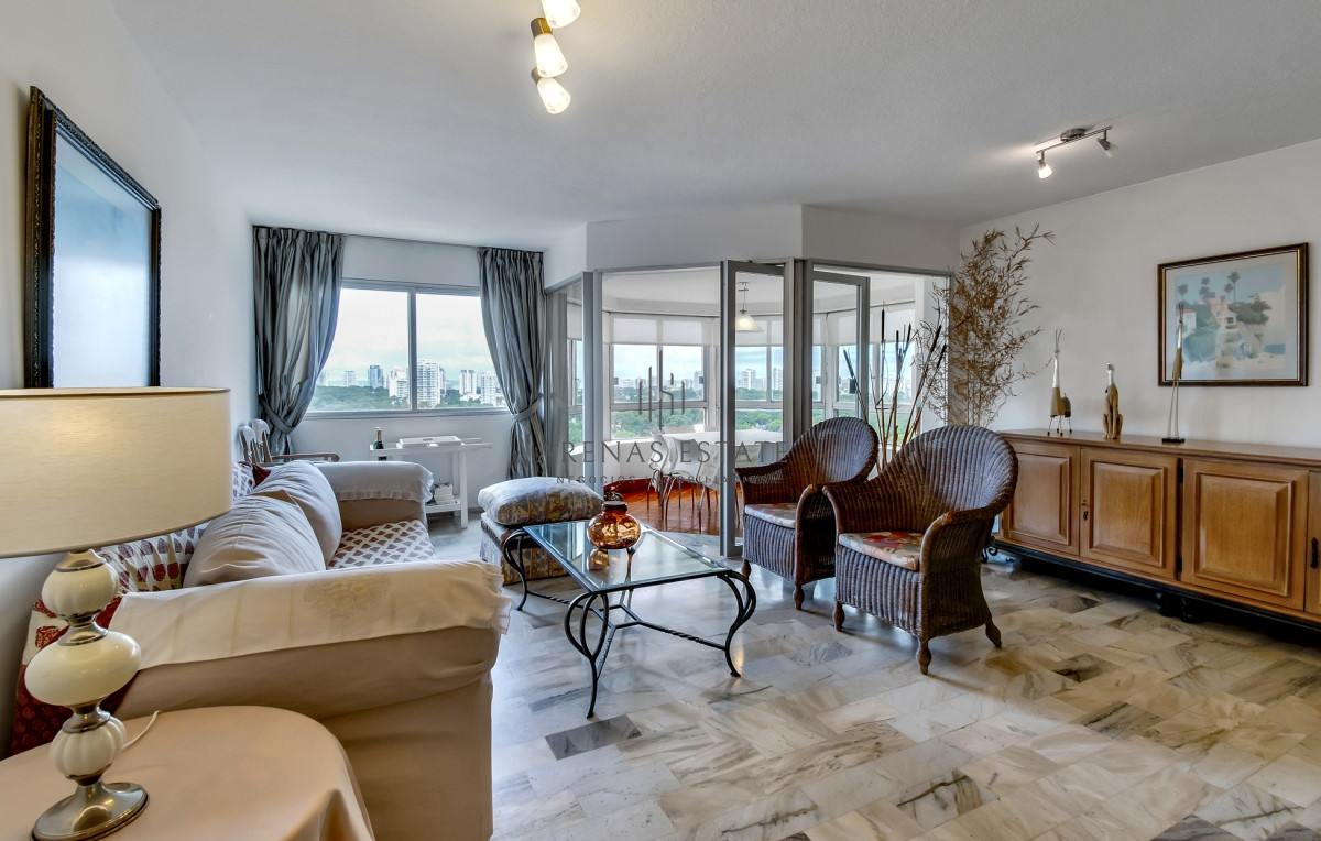 Apartamento ID.2821 - Apartamento en venta de 3 dormitorios mas dependencia 