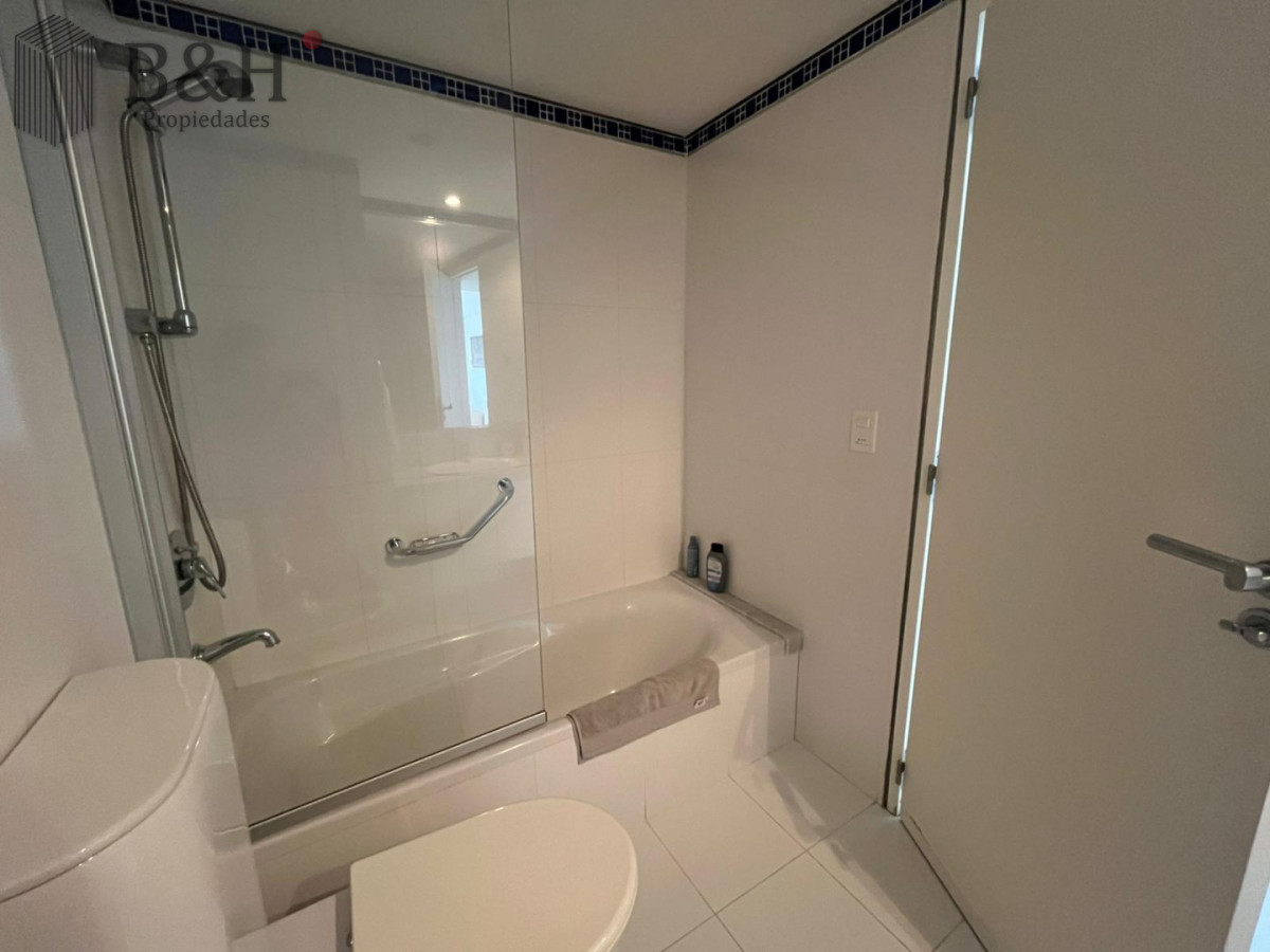 Apartamento ID.7384 - Apartamento de dos dormitorios en venta en Playa Brava con balcón