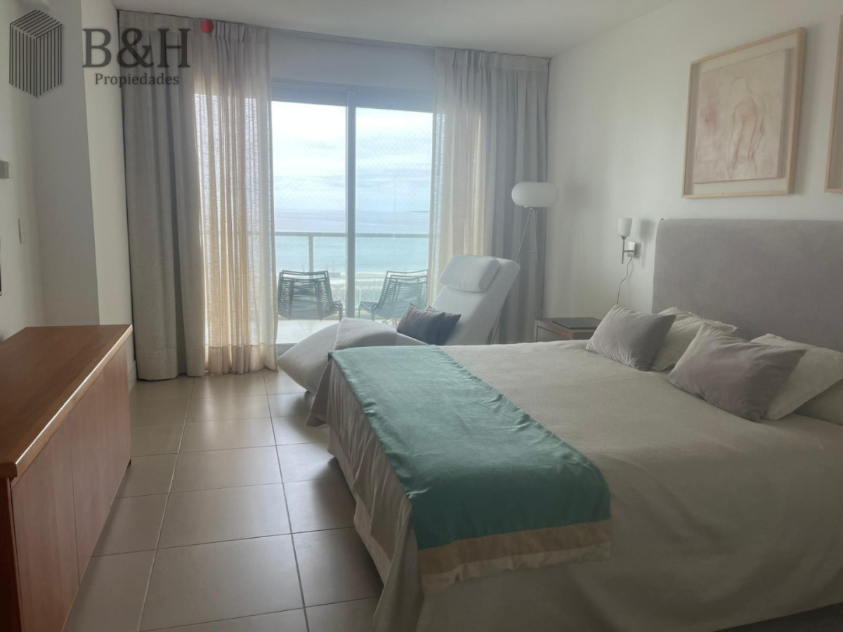 Apartamento ID.7384 - Apartamento de dos dormitorios en venta en Playa Brava con balcón
