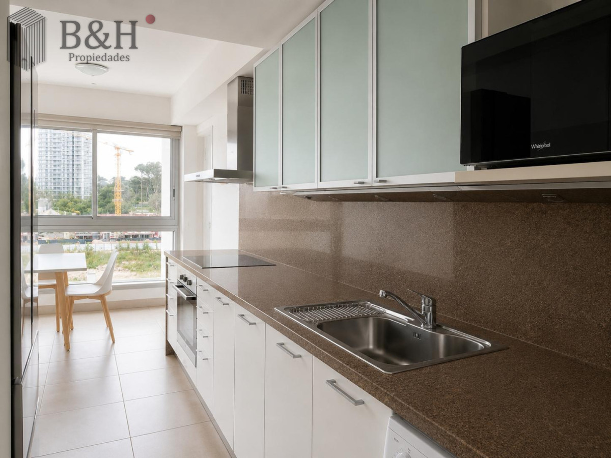 Apartamento ID.7384 - Apartamento de dos dormitorios en venta en Playa Brava con balcón