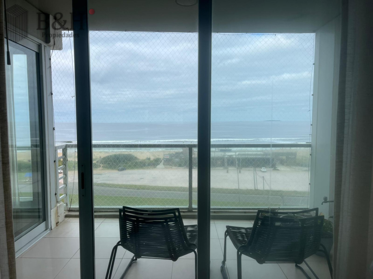 Apartamento ID.7384 - Apartamento de dos dormitorios en venta en Playa Brava con balcón