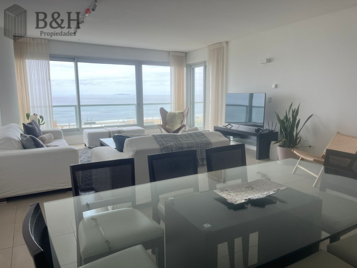 Apartamento ID.7384 - Apartamento de dos dormitorios en venta en Playa Brava con balcón