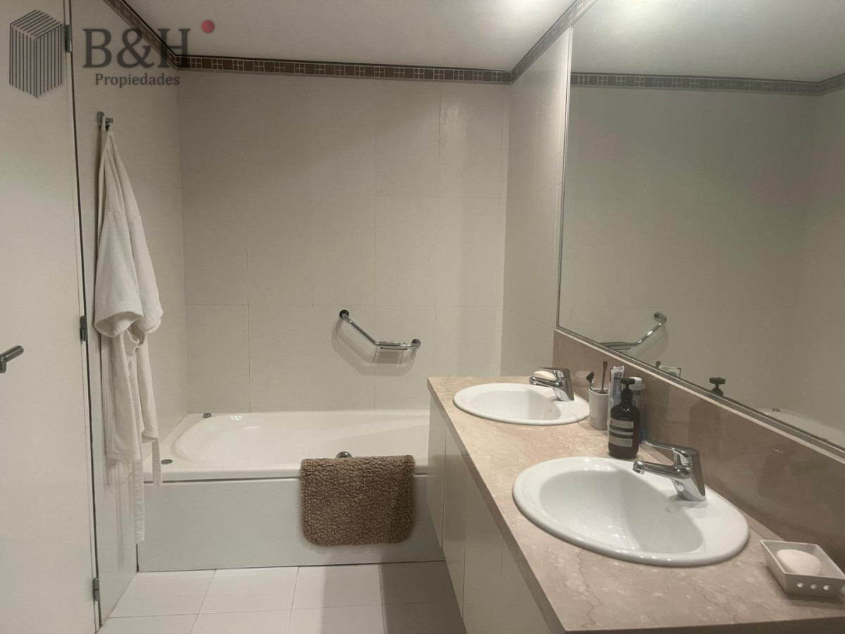 Apartamento ID.7384 - Apartamento de dos dormitorios en venta en Playa Brava con balcón