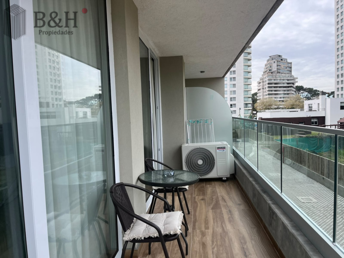 Apartamento ID.8131 - Departamento de dos dormitorios en venta con balcón y garage