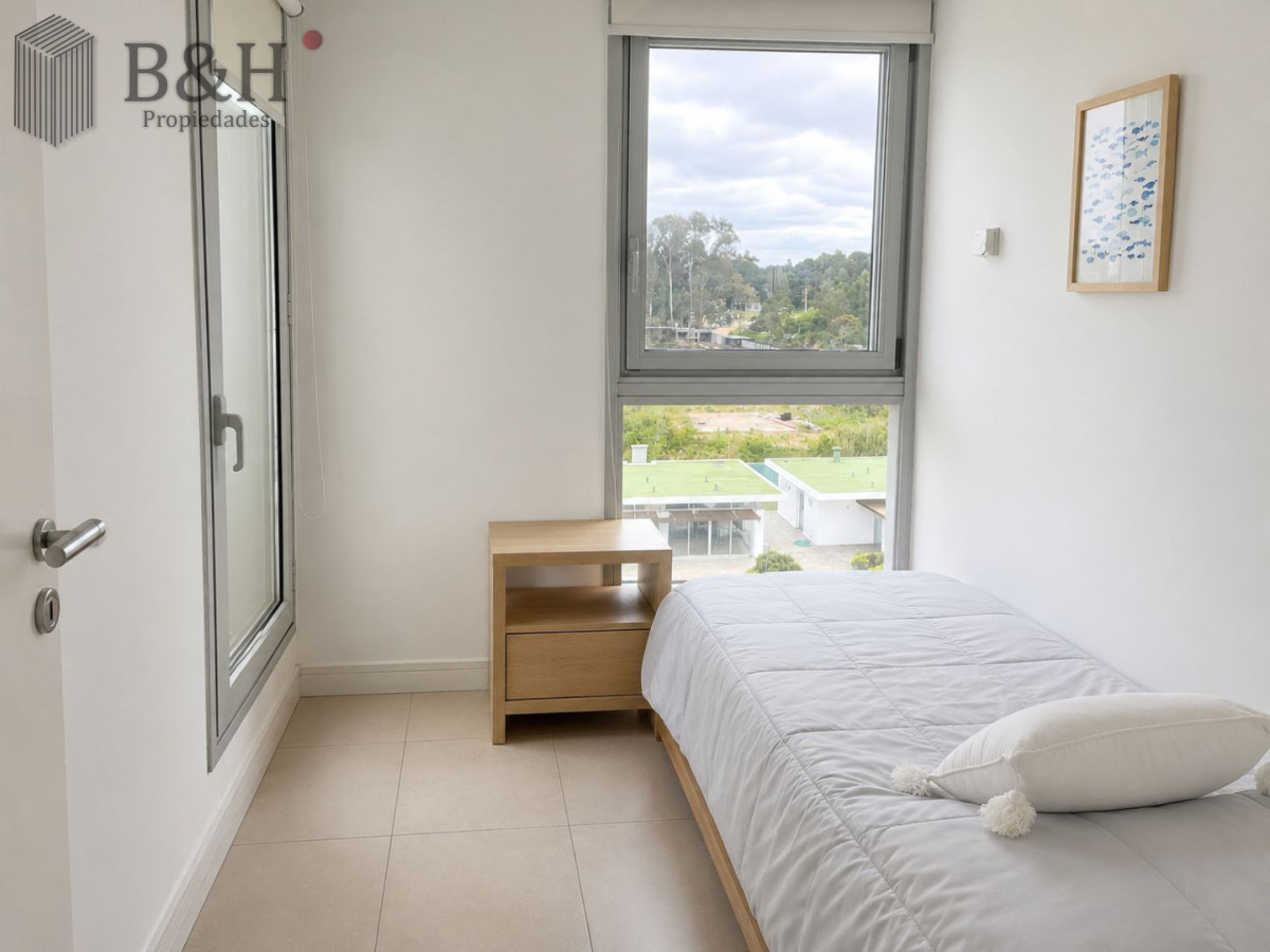 Apartamento ID.7384 - Apartamento de dos dormitorios en venta en Playa Brava con balcón