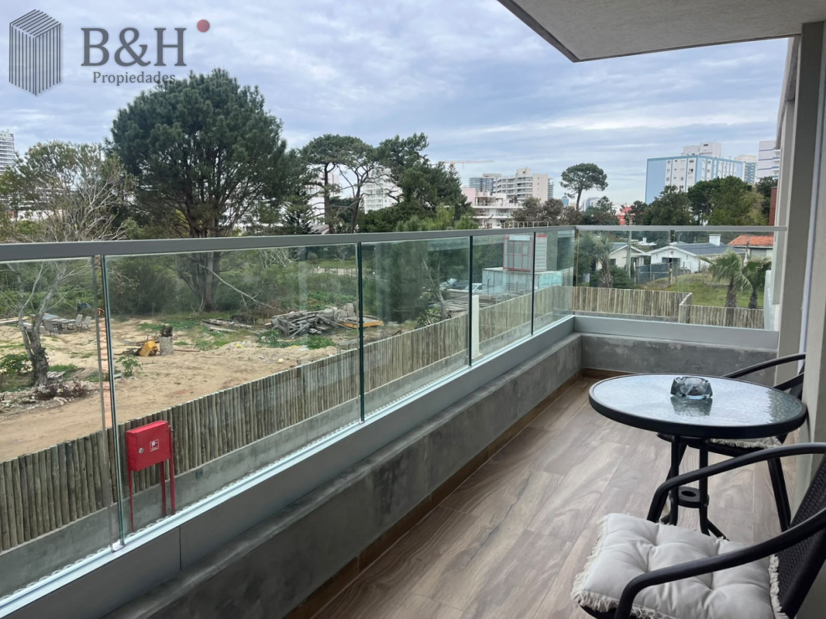 Apartamento ID.8131 - Departamento de dos dormitorios en venta con balcón y garage