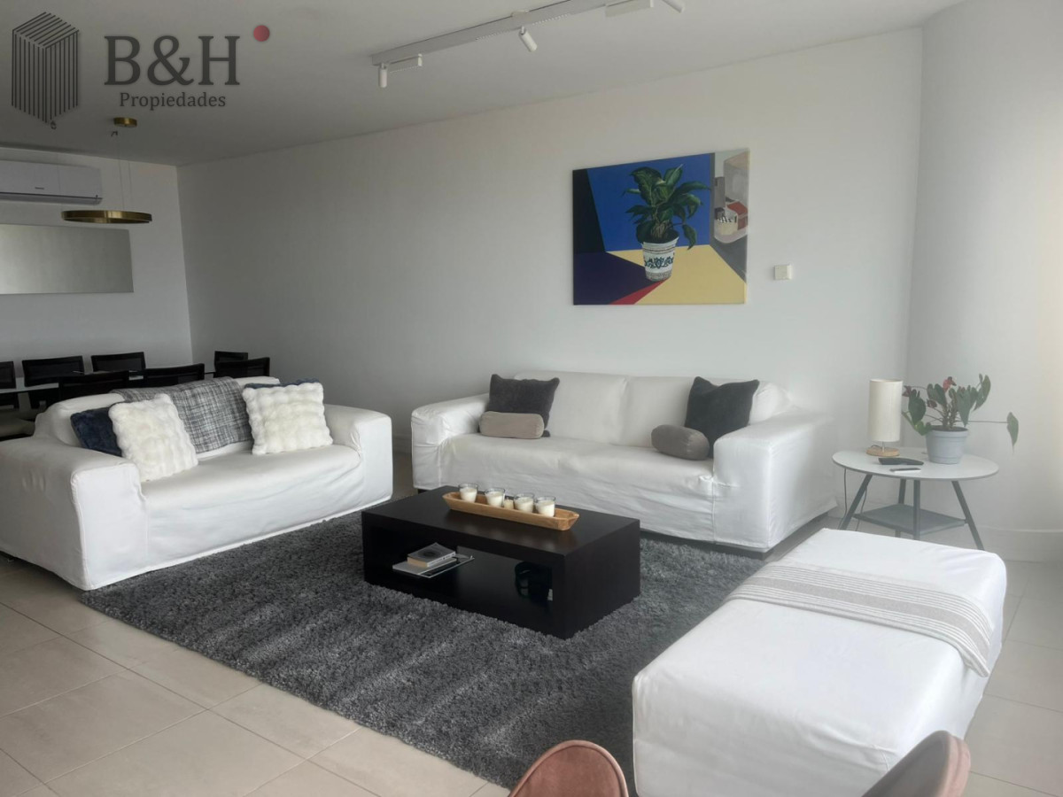 Apartamento ID.7384 - Apartamento de dos dormitorios en venta en Playa Brava con balcón