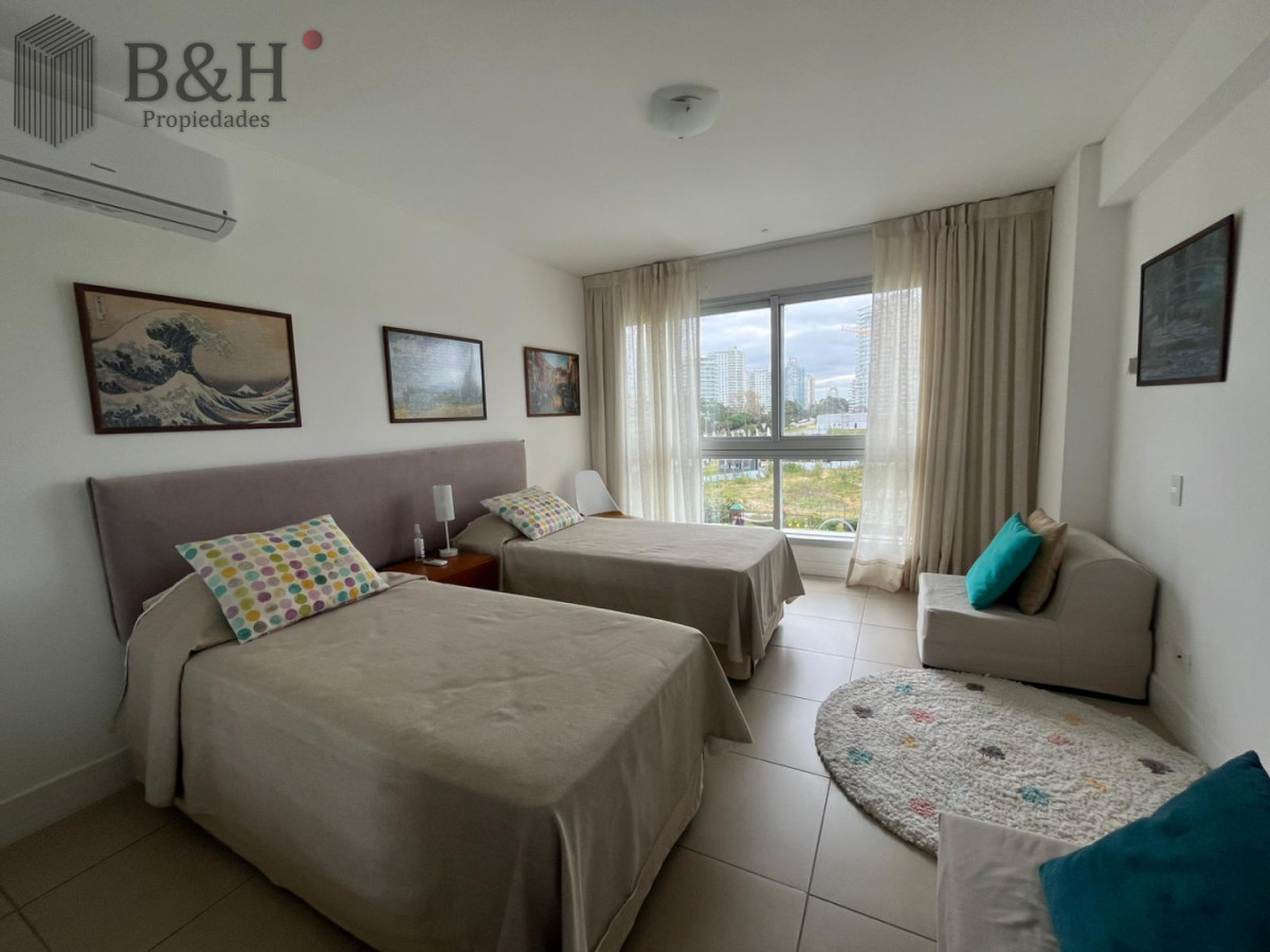 Apartamento ID.7384 - Apartamento de dos dormitorios en venta en Playa Brava con balcón